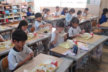 2年生が美味しい給食をいただいている様子