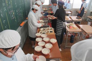 8年生、給食係が配膳している様子