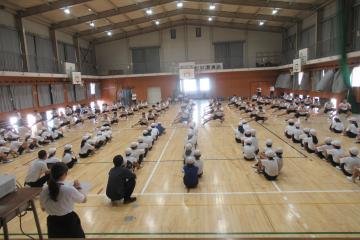 8年生が豊富ソーランを披露している様子