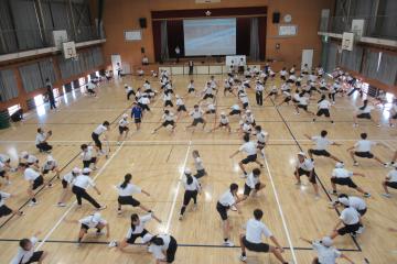 6年生と8年生が一緒に踊っている様子