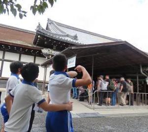 瓦に三つ葉葵を見つけ、よろこぶ様子