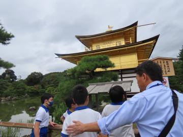 金閣寺について校長先生から解説を受けました