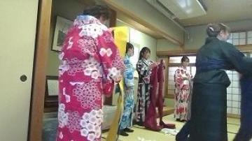 浴衣を着て着付けの順番を待っている女子生徒