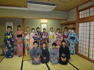 浴衣を着た生徒たちの集合写真