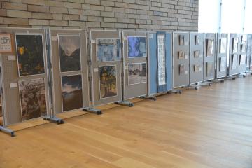 ホワイエでの3高校の文化部による作品展示の様子