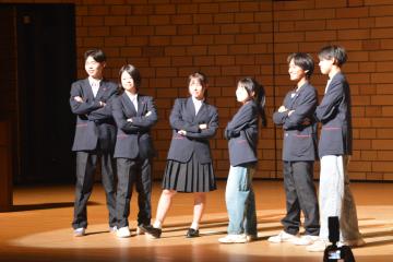 合同生徒会の生徒たちが新しい制服であるジャケットに、私服やオプションのボトムスを合わせて披露している様子