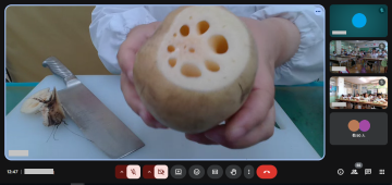 れんこんの断面を見せる栄養教諭の動画