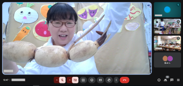 大きなれんこんを見せる栄養教諭の動画