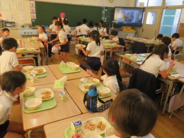 教室での2年生の給食の様子