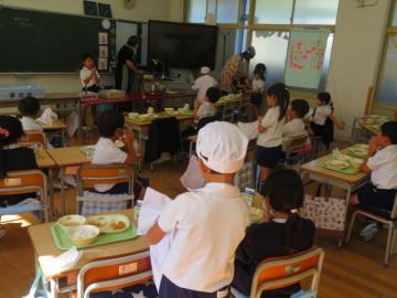 教室での1年生の給食の様子