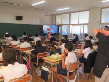 教室での6年生の給食の様子
