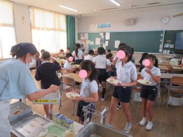 教室での4年生の給食おかわりの様子
