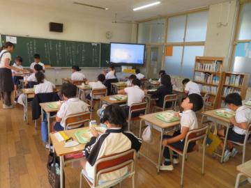 教室での3年生の給食の様子