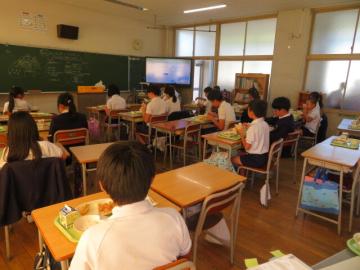教室での5年生の給食の様子