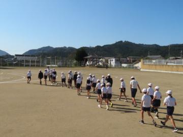 校庭の持ち場へと移動する5年生の様子