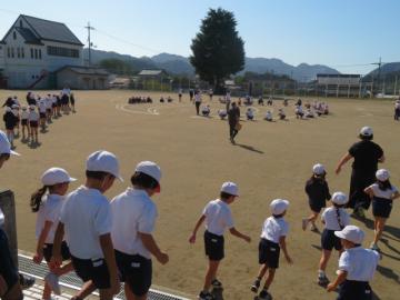校庭でつぎつぎと持ち場へと移動する子どもたちの様子