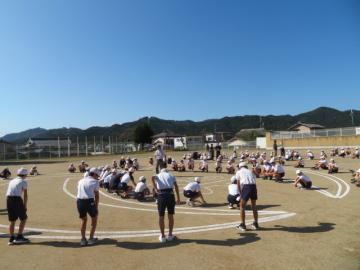 校庭で全学年が模様を型取る様子