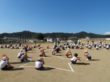 校庭で星マークに並ぶ4年生の様子