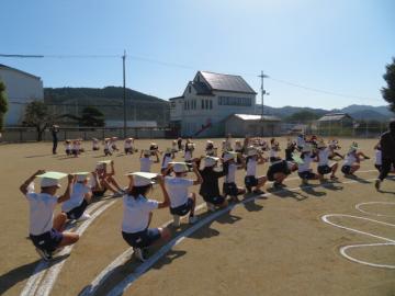 校庭で撮影の説明を聞く別の子どもたちの様子