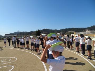 校庭でドローン撮影する子どもたちの様子