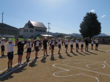 校庭でドローン撮影する別の子どもたちの様子