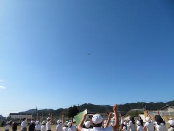 ドローンに手をふる子どもたちの様子