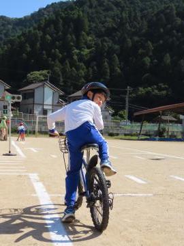 右後方の確認をする児童