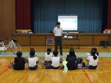 校長先生の話を聞く児童