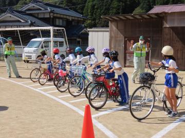 右後方の確認をする児童達