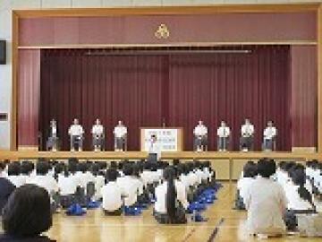 体育館のステージに並ぶ立候補者たち