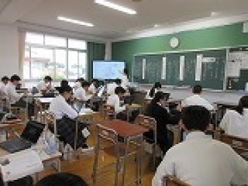 タブレットに意見を入力する様子