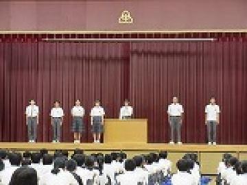 舞台上に並んだ新生徒会役員たち