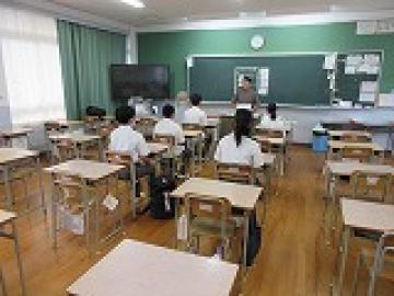 先生の話を聞く実行委員たち