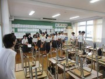 教室で練習する3組の生徒たち