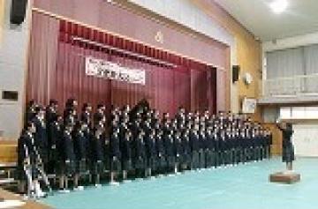 学年合唱でステージに立つ様子