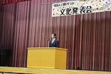 ステージ上で弁論を発表する2年生の代表生徒