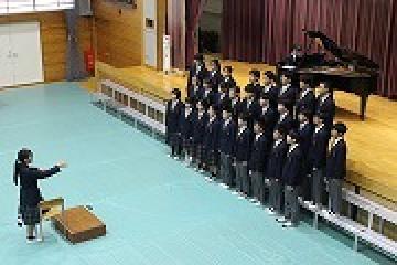 ステージに立つ2組の生徒