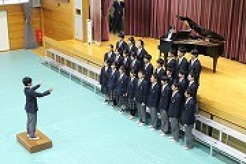 ステージに立つ1組の生徒