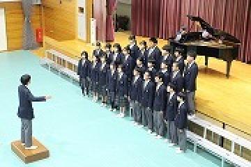 ステージに立つ3組の生徒