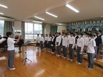 音楽室で練習する1組の生徒たち