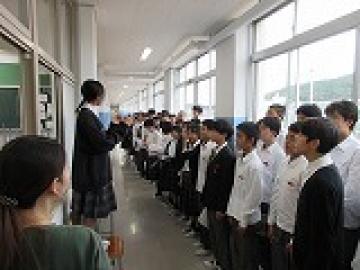 廊下で学年合唱の練習をする生徒たち