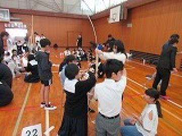 ストローでタワーをつくる様子