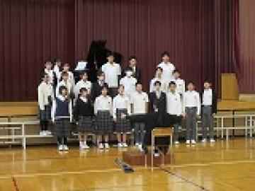 体育館で練習する2組の生徒たち