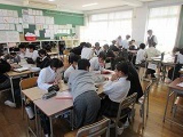 話し合いをする1組の生徒の様子