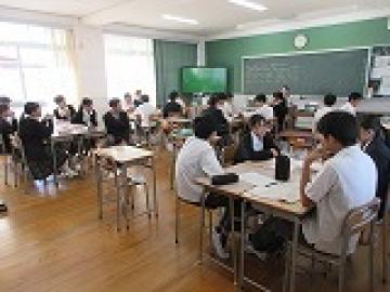 話し合いをする2組の生徒の様子