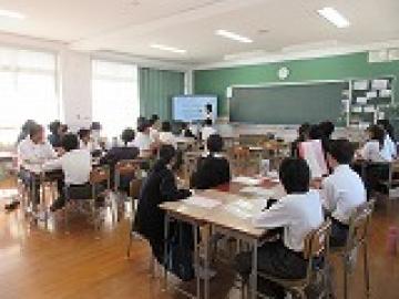 話し合いをする3組の生徒の様子