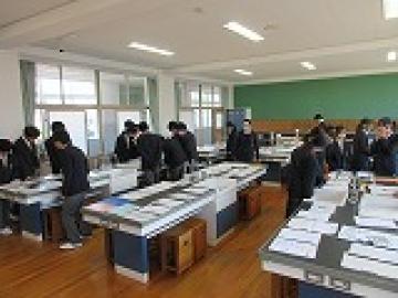 理科の作品を見学する様子