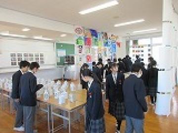 美術科と探究芸術部美術部門の作品を見学する様子