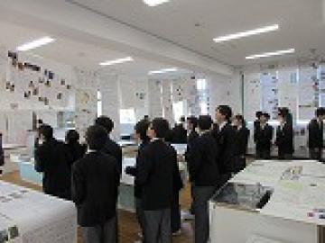 国語科と社会科の作品を見学する様子