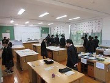 技術・家庭科と特別支援学級、探究芸術部地歴部門の作品を見学する様子